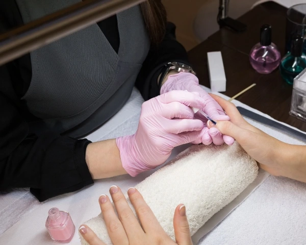 Les séances de manucure et de pédicure comprennent une exfoliation pour éliminer les cellules mortes pour une peau lisse et éclatante.