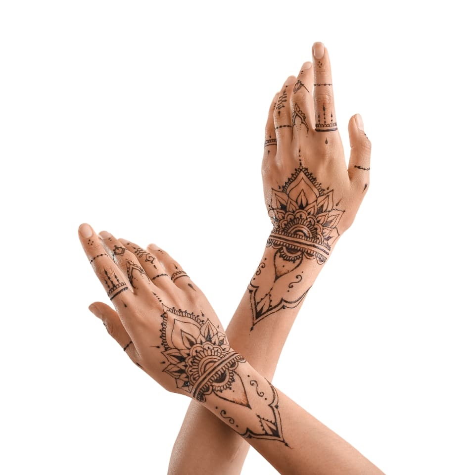 Le tatouage au henné est utilisé depuis des milliers d’années comme cosmétique pour embellir le corps. On le retrouve dans différentes cultures. e tatouage permanent, qui est un tatouage crée par l’insertion dans la surface de la peau de fines aiguilles contenant des pigments.